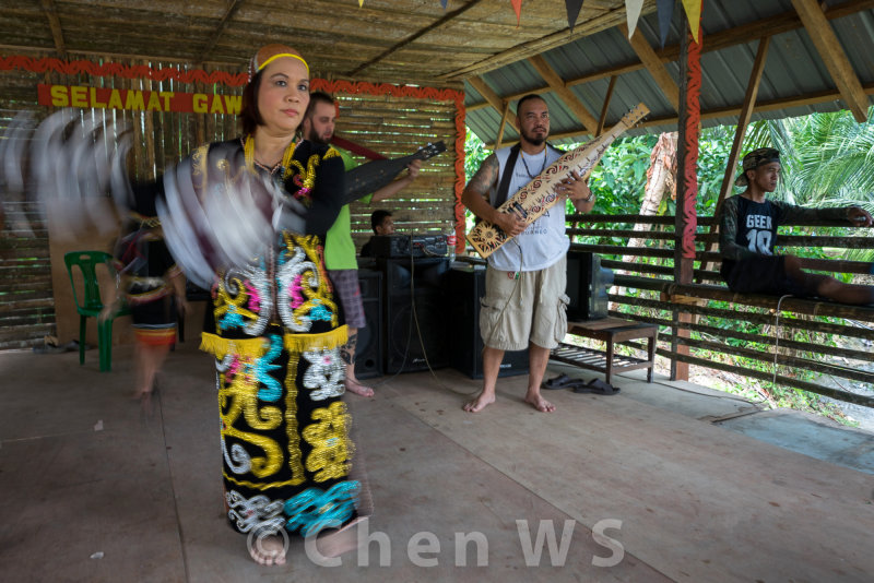 Orang Ulu dancer and sape musicians