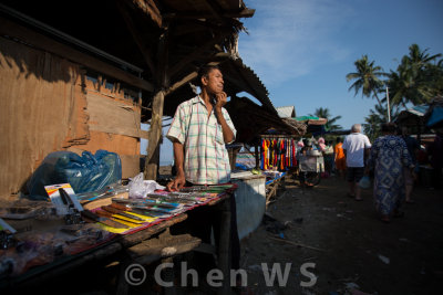 Vendor selling knives