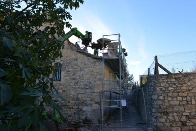 Renovation of the village stone slab roof.