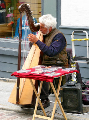 The musicians, along the streets of Quebec City
