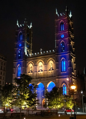 Walking at night in the city... Basilique Notre-Dame de Montreal