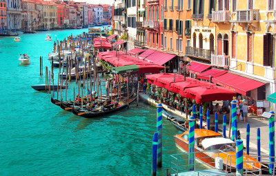 Is the lunch time: colors and traffic on the Canal Grande