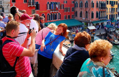 Watch out my dear: you MUST try to make me beautiful!! (Big pile-up and HOT sun on the Ponte di Rialto)