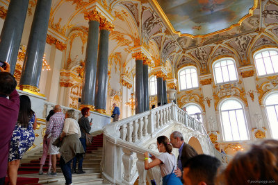 St. Petersburg, let's go to the Hermitage: and....yes all what you see is pure GOLD!