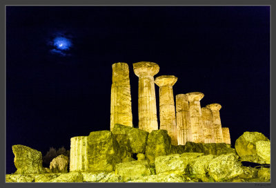 24 Moon over Ruins