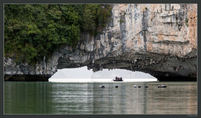 20 Halong cave over the sea