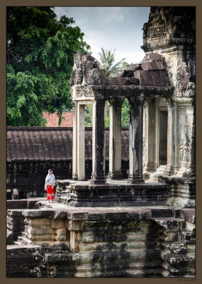 08 Woman in ruins
