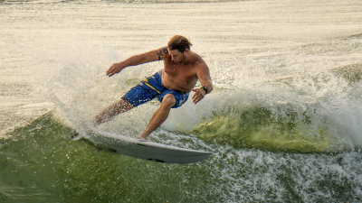 2016 September Surfer 22
