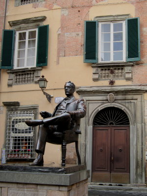 Verdi statue