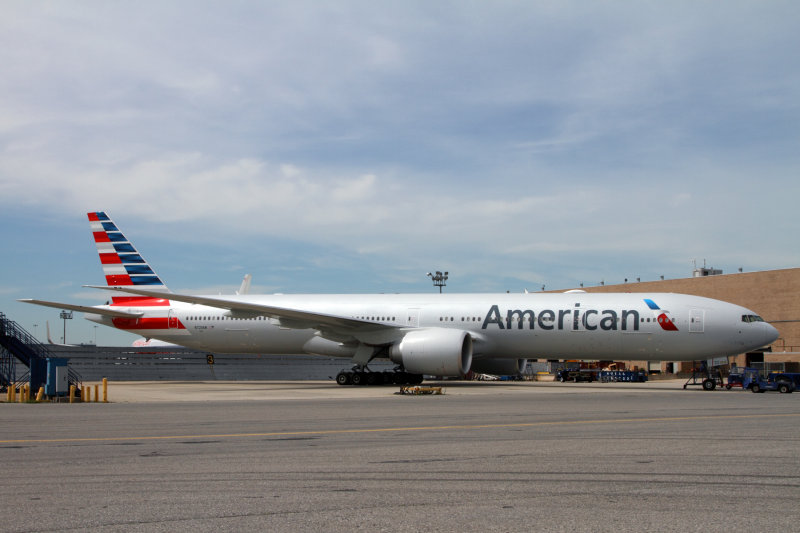 AMERICAN BOEING 777 300ER JFK RF IMG_9742.jpg