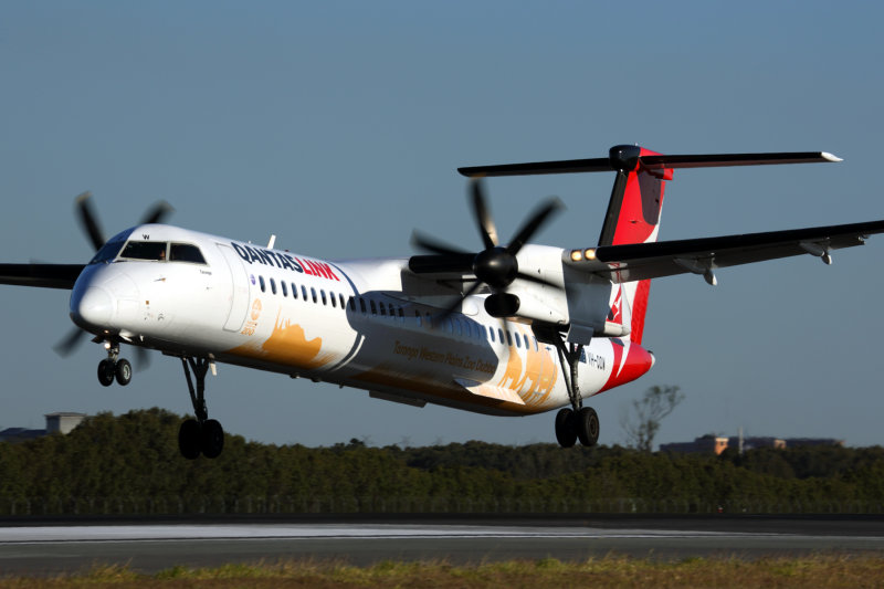 QANTAS LINK DASH 8 400 BNE RF 5K5A3717.jpg