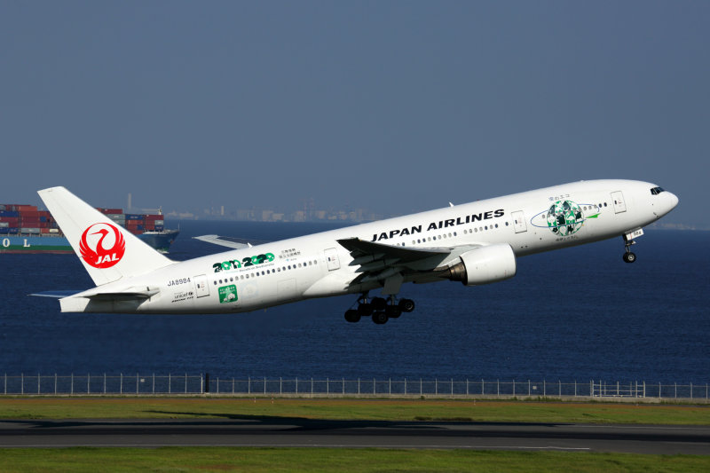 JAPAN AIRLINES BOEING 777 200 HND RF 5A4884.jpg
