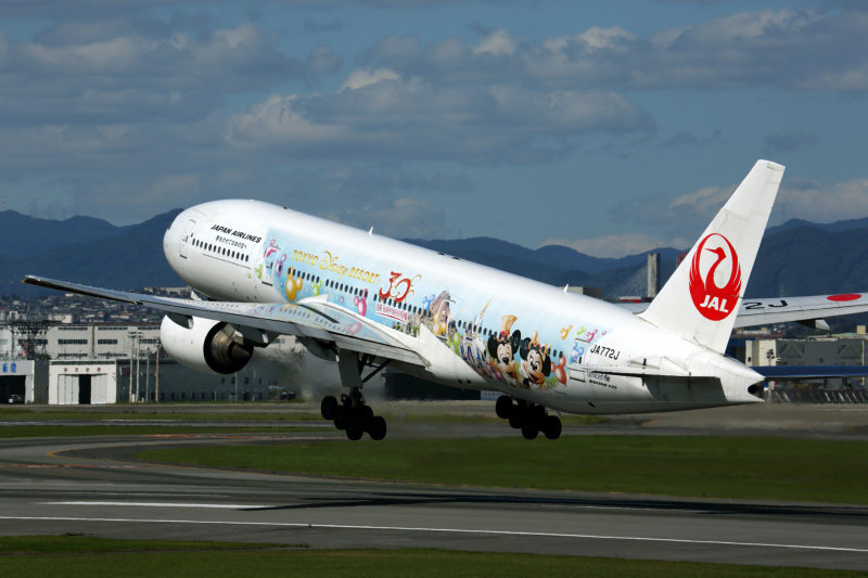 JAPAN AIRLINES BOEING 777 200 ITM RF 5K5A5766.jpg