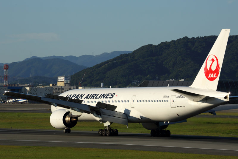 JAPAN AIRLINES BOEING 777 200 ITM RF 5K5A5924.jpg