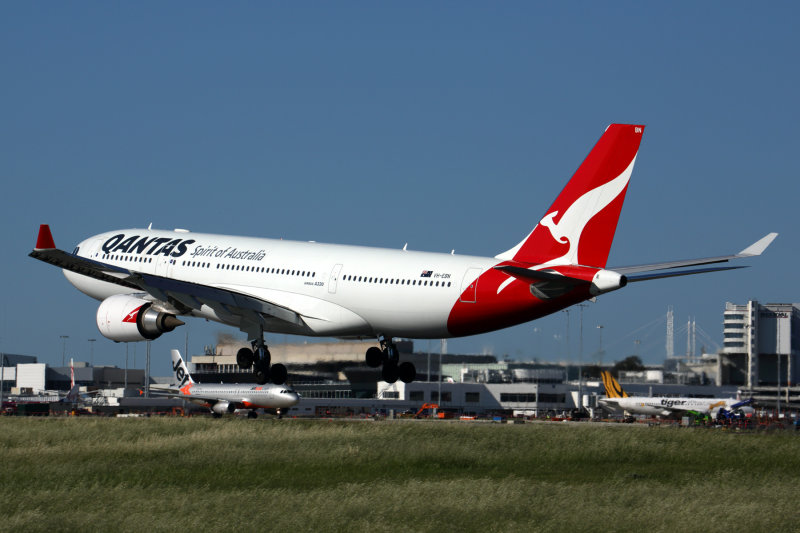 QANTAS AIRBUS A330 200 MEL RF 5K5A6301.jpg