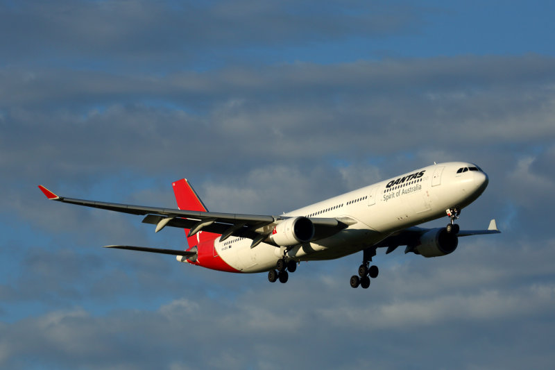 QANTAS AIRBUS A330 300 MEL RF 5K5A6463.jpg