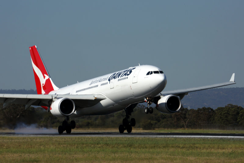 QANTAS AIRBUS A330 200 PER RF 5K5A6761.jpg