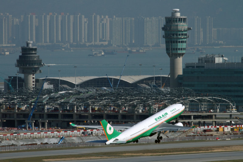 EVA AIR AIRBUS A330 200 HKG RF IMG_0589.jpg