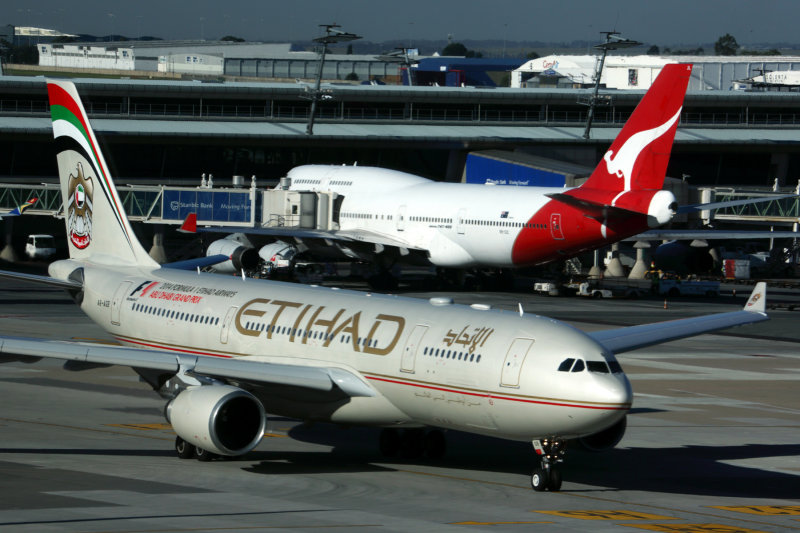 ETIHAD QANTAS AIRCRAFT JNB RF 5K5A9934.jpg