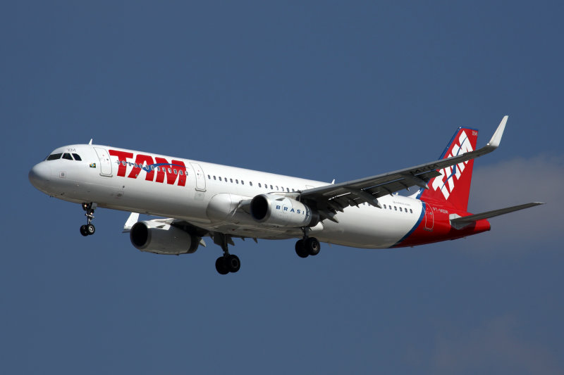 TAM AIRBUS A321 GRU RF 5K5A3277.jpg