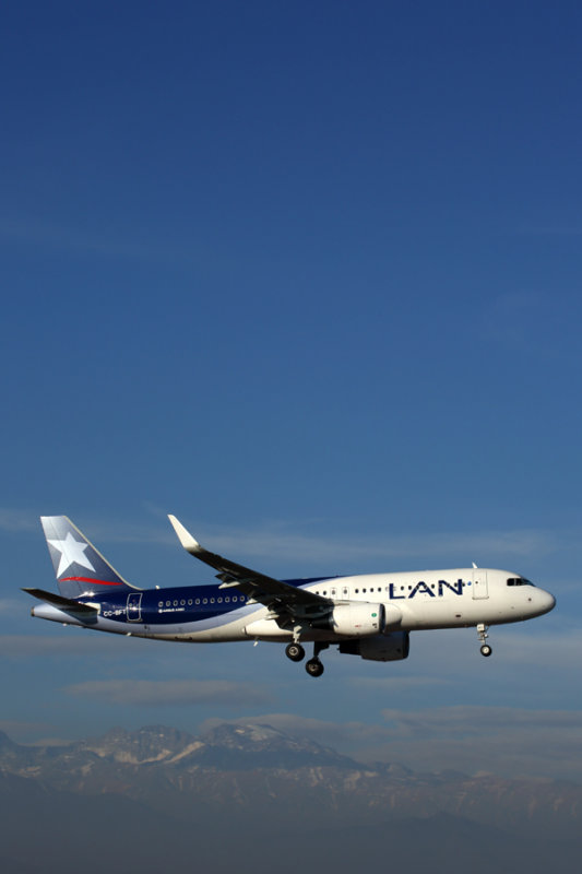 LAN AIRBUS A320 SCL RF 5K5A2133.jpg