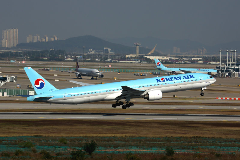 KOREAN AIR BOEING 777 300ER ICN RF 5K5A0099.JPG