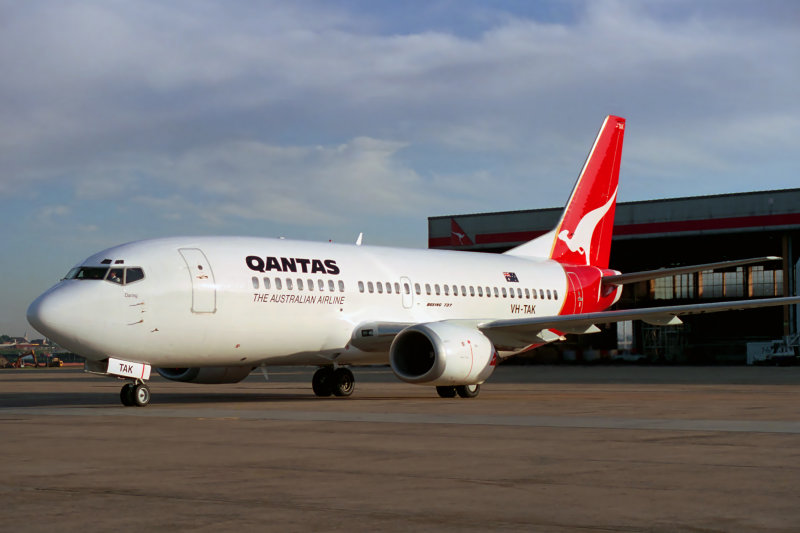 QANTAS BOEING 737 300 SYD RF 652 30.jpg