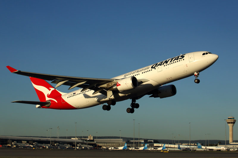 QANTAS AIRBUS A330 200 PER RF.jpg