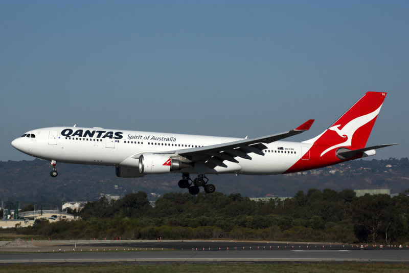 QANTAS AIRBUS A330 200 PER RF 5K5A0146.jpg