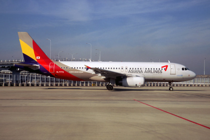 ASIANA AIRBUS A320 HL7773 F.jpg