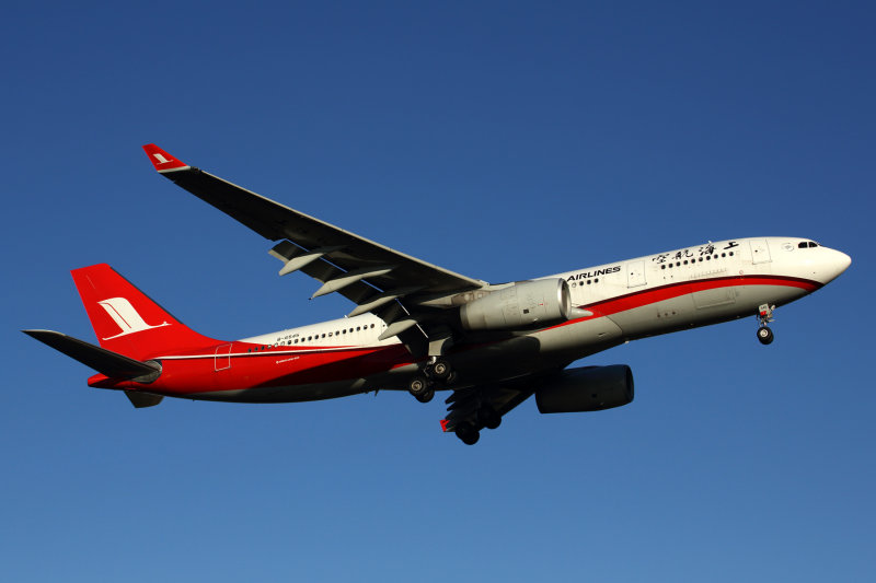 SHANGHAI AIRLINES AIRBUS A330 200 MEL RF 5K5A1391.jpg