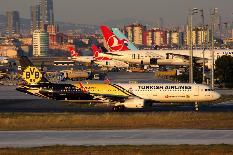 TURKISH AIRLINES AIRBUS A321 IST RF 5K5A3423.jpg