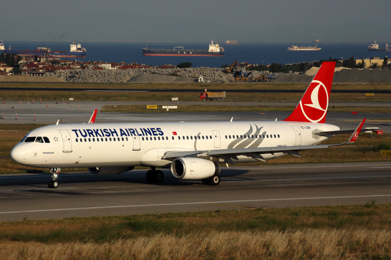 TURKISH AIRLINES AIRBUS A321 IST RF 5K5A3403.jpg