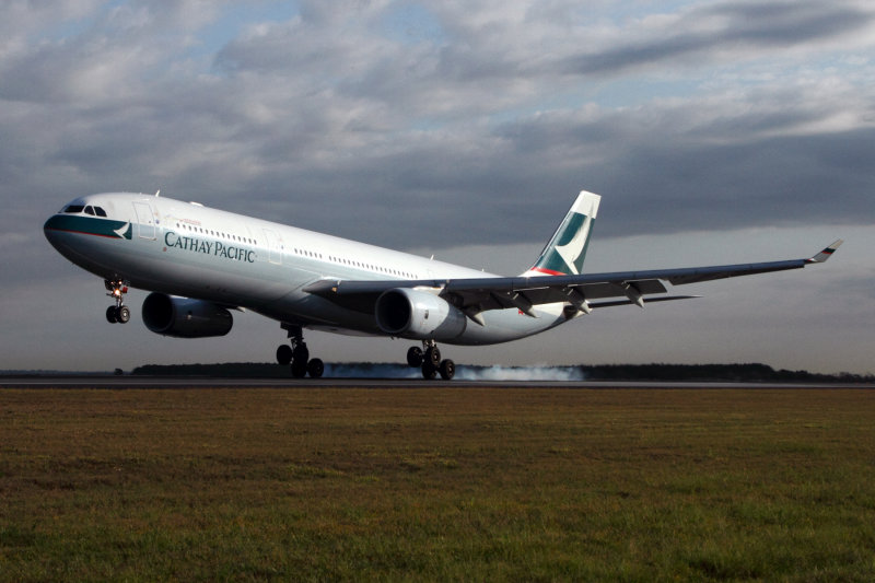 CATHAY PACIFIC AIRBUS A330 300 BNE RF IMG_9150.jpg