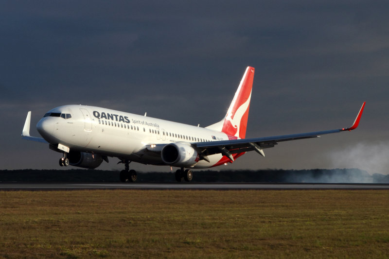 QANTAS BOEING 737 800 BNE RF IMG_9095.jpg