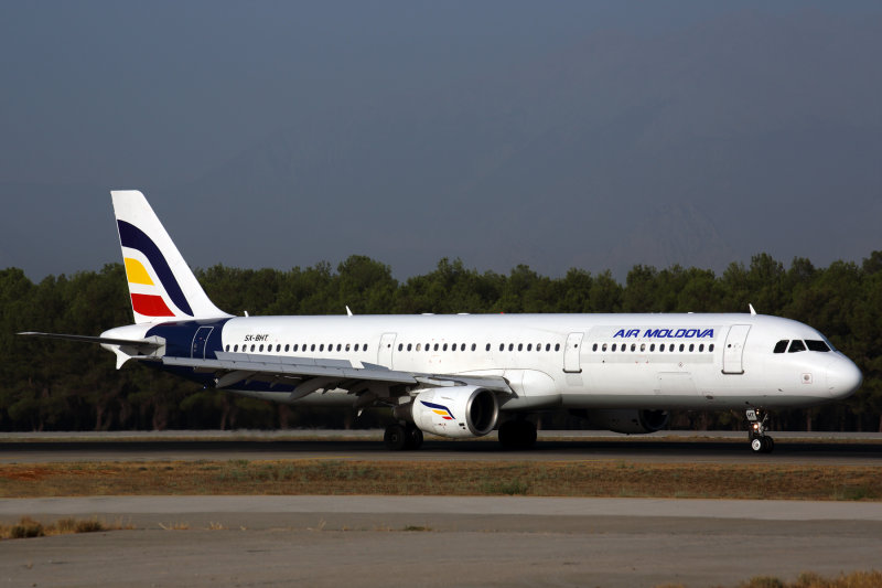 AIR MOLDOVA AIRBUS A321 AYT RF5K5A7138.jpg