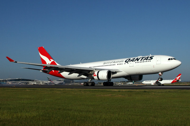 QANTAS AIRBUS A330 200 BNE RF IMG_9860.jpg