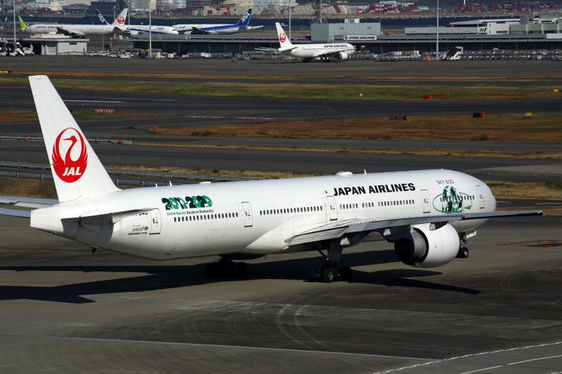 JAPAN AIRLINES BOEING 777 300ER HND RF.jpg