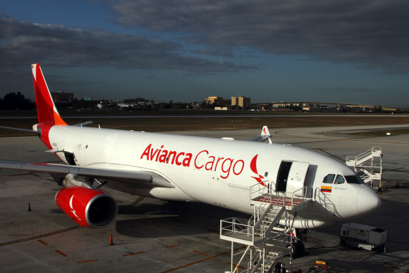 AVIANCA CARGO AIRBUS A330 200F MIA RF IMG_0126.jpg