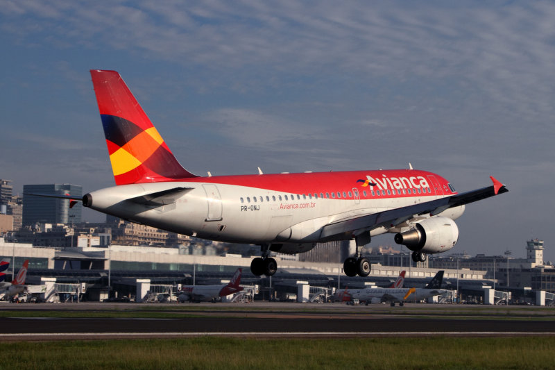 AVIANCA AIRBUS A318 SDU RF IMG_0706.jpg