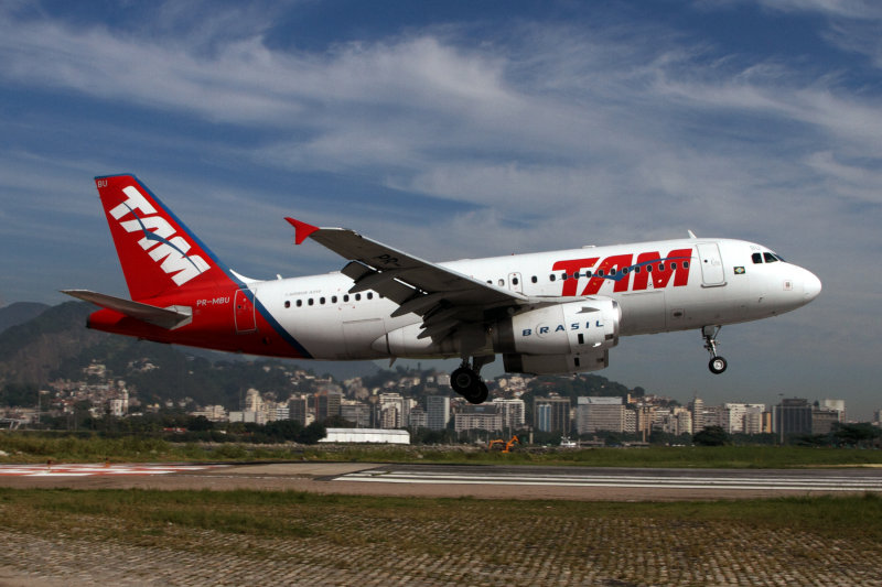 TAM AIRBUS A319 SDU RF IMG_0776.jpg