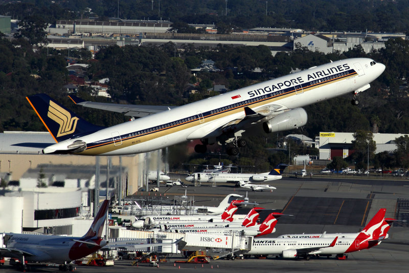 SINGAPORE AIRLINES AIRBUS A330 300 PER RF 5K5A2576.jpg