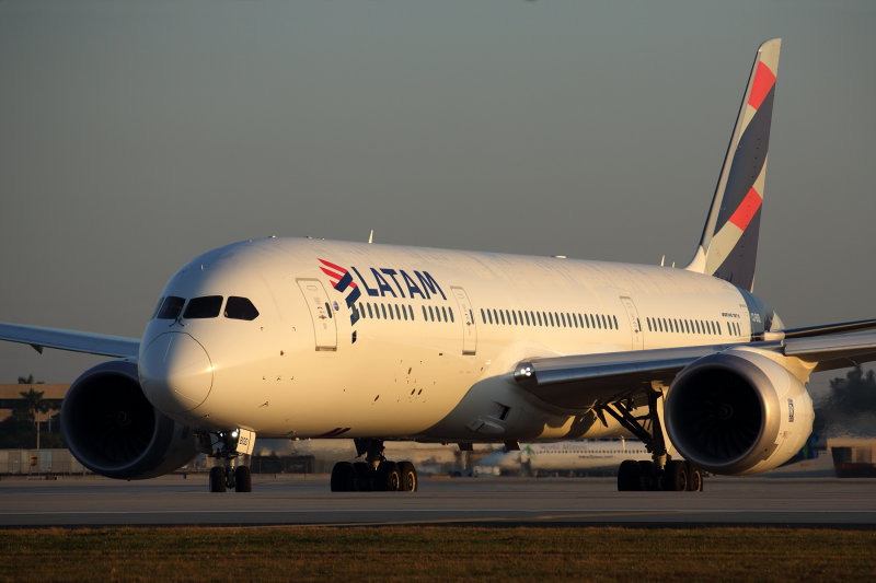 LATAM BOEING 787 9 MIA RF 5K5A6420.jpg