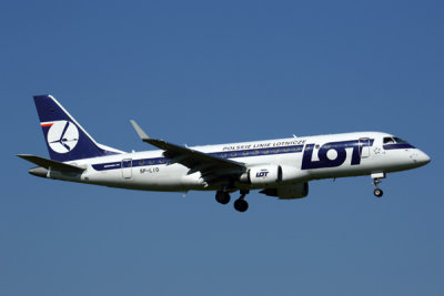 LOT EMBRAER 175 AMS RF 5K5A1855.jpg