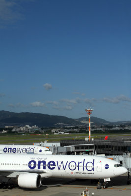 JAPAN AIRLINES BOEING 777S ITM RF IMG_0268.jpg
