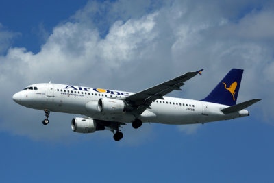 AIR ONE AIRBUS A320 LGW RF 5K5A1257.jpg
