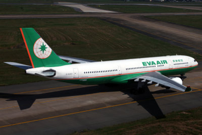 EVA AIR AIRBUS A330 200 SGN RF IMG_0131.jpg