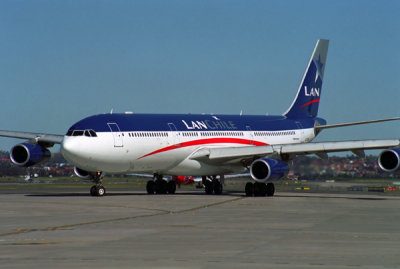 LAN CHILE AIRBUS A340 300 SYD RF 1759 4.jpg