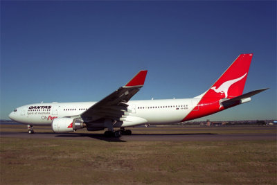 QANTAS AIRBUS A330 200 SYD RF 1758 6.jpg