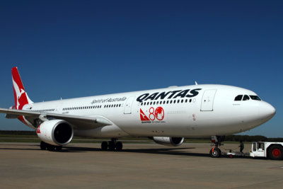 QANTAS AIRBUS A330 300 BNE RF IMG_8153.jpg